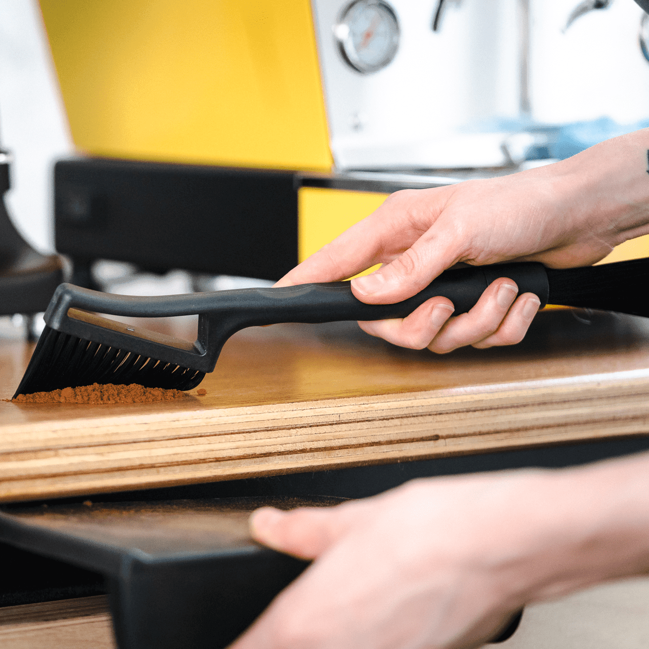 Rhino Grinder and Bench Tidy Brush - Ecru BeansEcru Beans coffee_in_qatar - qatar_coffee coffee_equipment_qatar_doha
